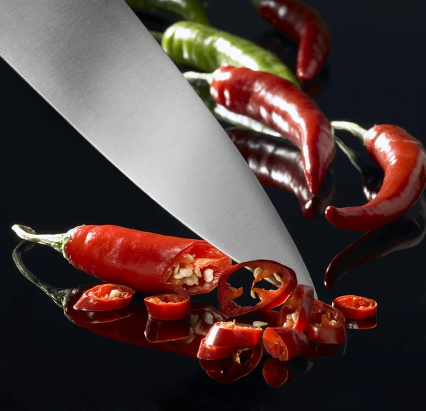 Pepers en keukenmes — Stockfoto