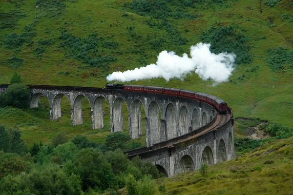 Glenfinnan viaduct med steamtrain — Stockfoto