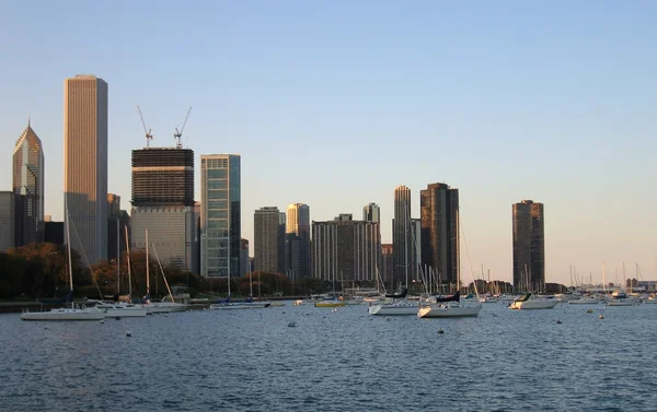 Vattnet landskap med chicago skyline — Stockfoto