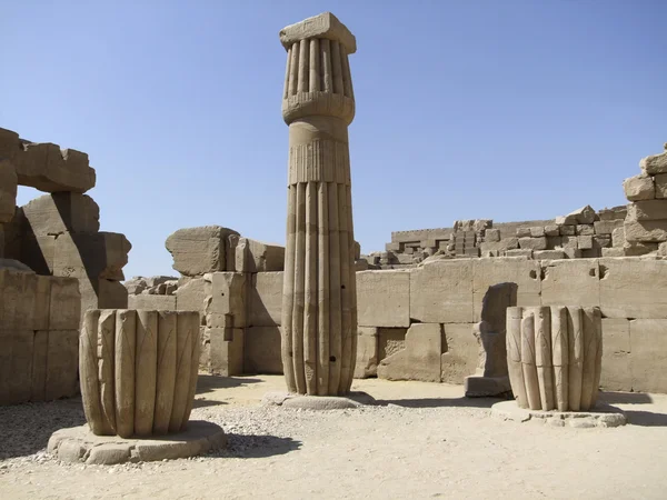 Coluna de pedra em torno da esquadra de Amon-Re — Fotografia de Stock