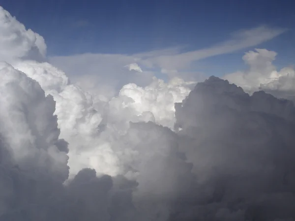 Над драматическими облаками и небом — стоковое фото