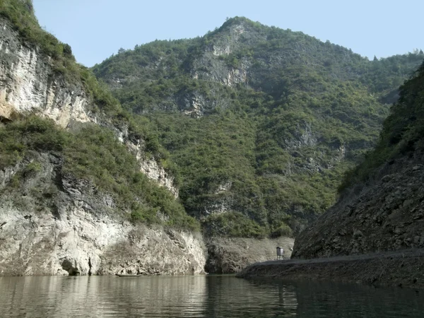 Zonnige landschap rond rivier shennong xi — Stockfoto