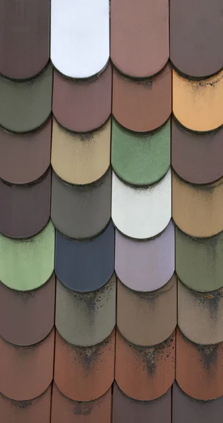 Multi gekleurde dak tegel patroon — Stockfoto