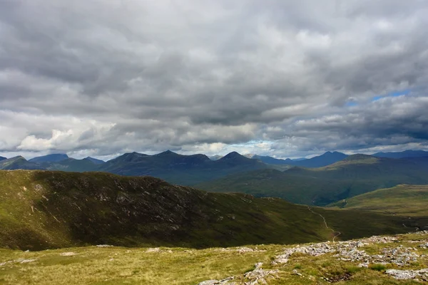 Highlands scozzesi con cielo drammatico — Foto Stock