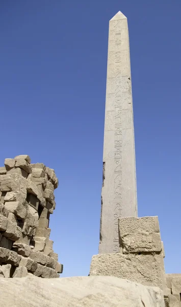 A következő reptér környékén: amun-re végighaladva obeliszk — Stock Fotó