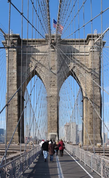 Caminhando sobre Brooklyn Bridge — Fotografia de Stock