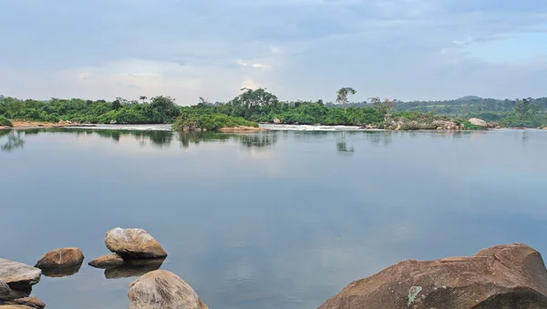 Aan het water rivier Nijl landschap in de buurt van jinja — Stockfoto