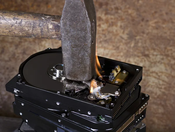 Çekiç ve yanan sabit diskler — Stok fotoğraf