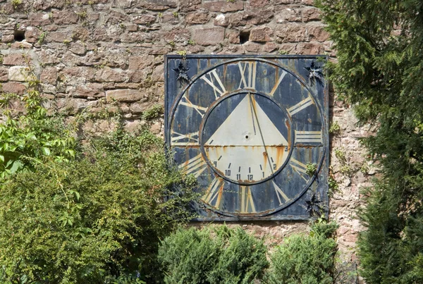 Старые солнечные часы на кирпичной стене — стоковое фото