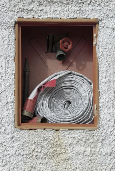 Feuerwehrausrüstung in einer Wand — Stockfoto