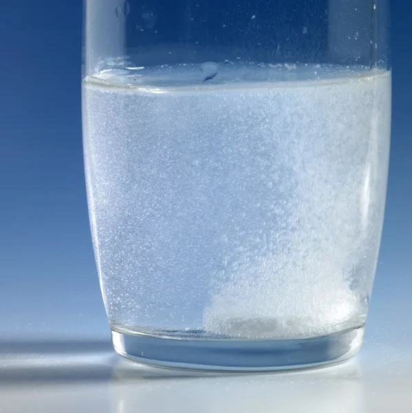Šumivá tableta ve sklenici vody — Stock fotografie