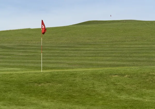 Поле для гольфу та прапор — стокове фото