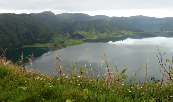 Paisaje junto al lago en las Azores — Foto de Stock