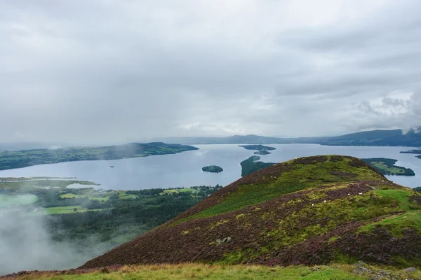 Loch lomond in bewolkt sfeer — Stockfoto