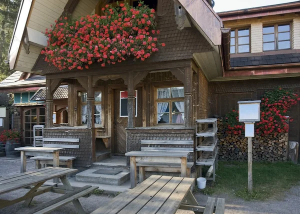 Вход в деревянный дом — стоковое фото