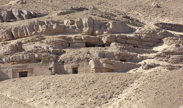 Rock cut gravar nära aswan — 图库照片