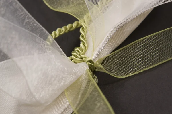 白と緑の装飾的な弓 — ストック写真