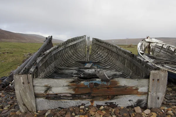 Küçük kokuşmuş tekne ile sahil sahne — Stok fotoğraf