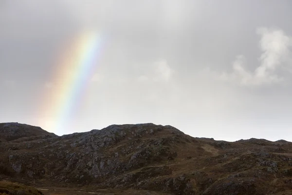 Paesaggio scozzese con arcobaleno e nuvole — Foto Stock