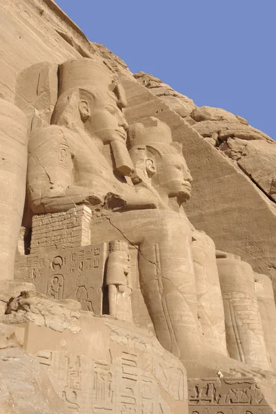 在埃及阿布辛贝勒神庙的石头雕塑 — 图库照片