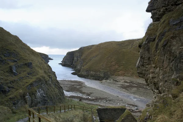 Paisaje rocoso junto al mar con escaleras — Foto de Stock