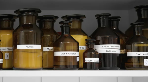 Substancji chemicznych w szklanych butelkach — Zdjęcie stockowe
