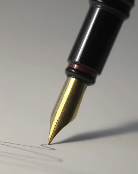 Ponta da caneta fonte dourada — Fotografia de Stock
