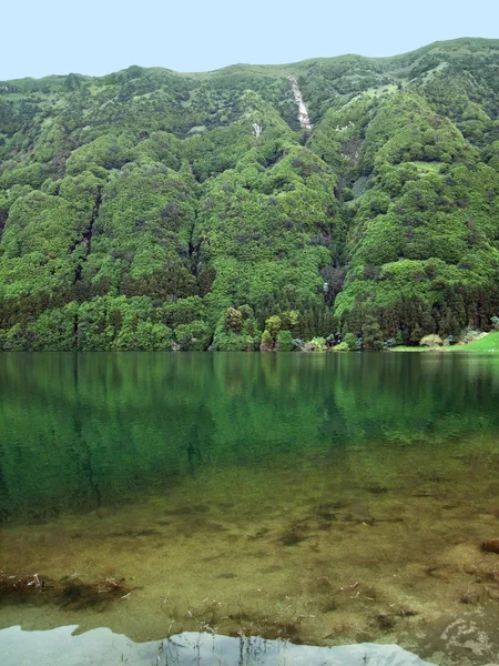牧歌的な湖畔の美しい風景 — ストック写真