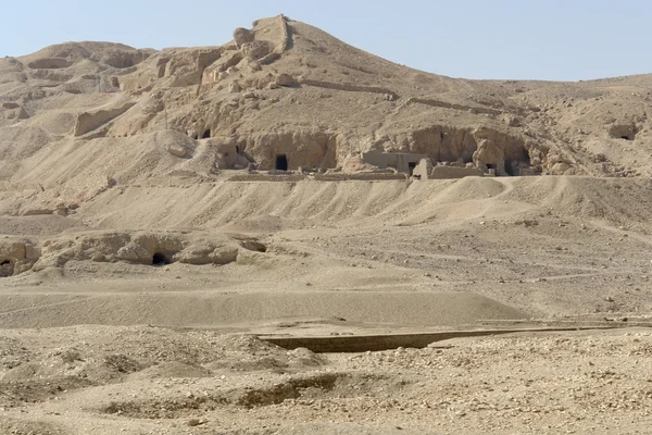 Tumbas cortadas en roca cerca del Templo Mortuorio de Hatshepsut — Foto de Stock