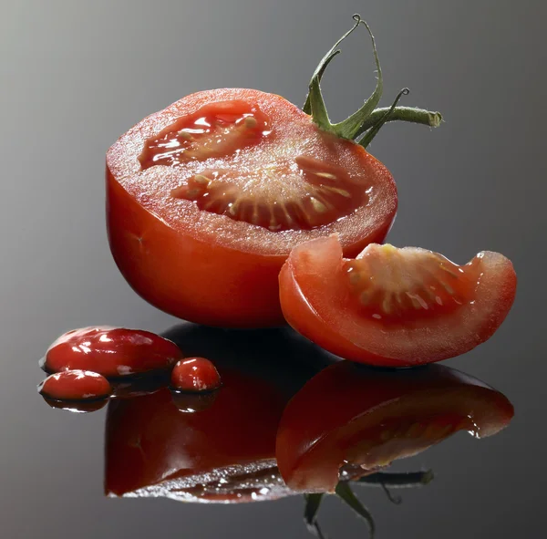 Κόψιμο ντομάτας και το κέτσαπ — Φωτογραφία Αρχείου