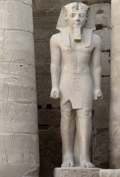 Faraoniska skulptur på Luxortemplet i Egypten — Stockfoto