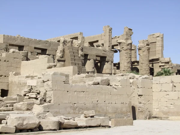 Zonnige landschap rond de tempel van amun-re — Stockfoto
