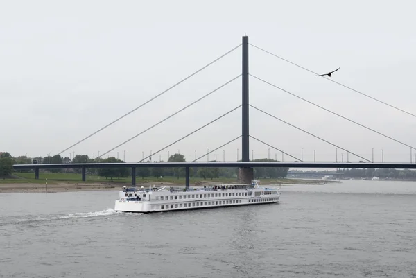 River Rhine scenery in Düsseldorf — Φωτογραφία Αρχείου
