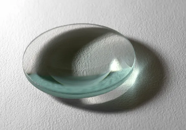 Lente de vidro e refração — Fotografia de Stock