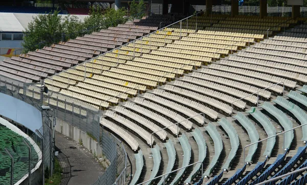 Yarış pisti tribune güneşli bir ortam — Stok fotoğraf