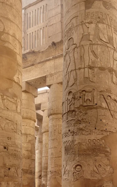 Kolommen op precinct van amun-re in Egypte — Stockfoto