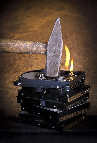 Çekiç ve yanan sabit diskler — Stok fotoğraf