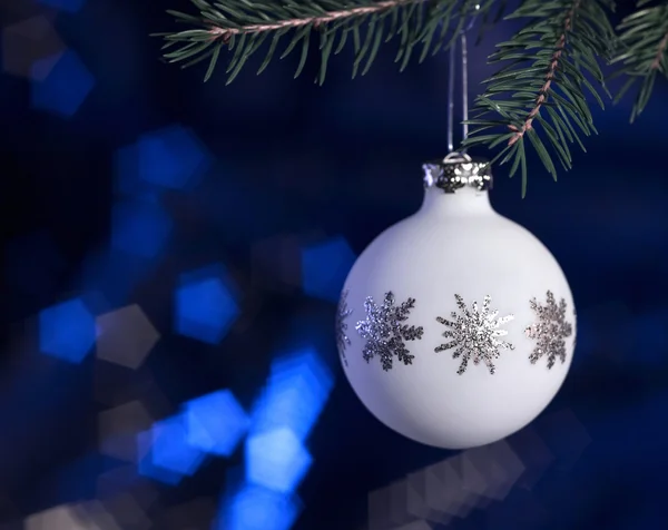 Branco Natal bugiganga em azul escuro de volta — Fotografia de Stock