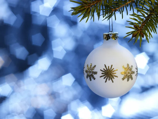 白青の背部のクリスマス安物の宝石 — ストック写真