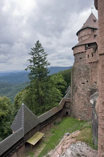 Scenerii zachmurzony zamek haut-koenigsbourg — Zdjęcie stockowe