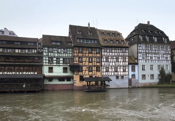 Пейзаж канала в Страсбурге — стоковое фото