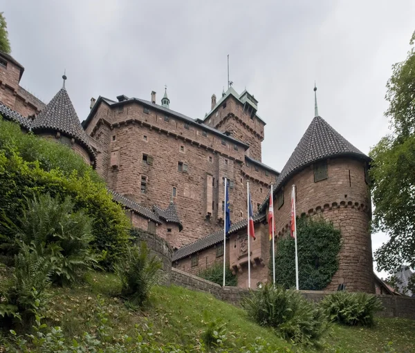 Castello di Haut-Koenigsbourg in un ambiente nuvoloso — Foto Stock