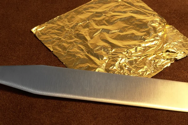 Altın varak ve bıçak — Stok fotoğraf