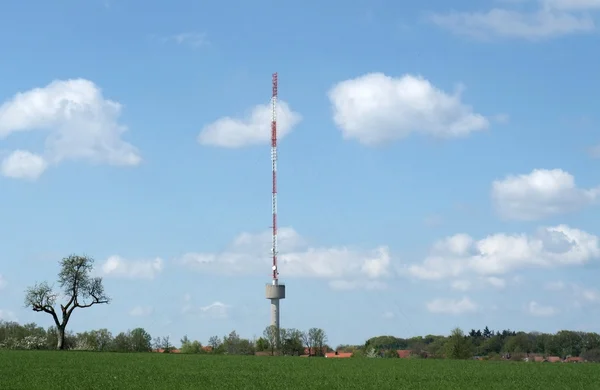 Torre de radio en el entorno rural — Foto de Stock