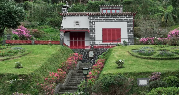 Dom w parku na wyspie São miguel — Zdjęcie stockowe