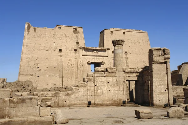 Ηλιόλουστη επιβλητικά φωτισμένος ναός της Εντφού στην Αίγυπτο — Φωτογραφία Αρχείου