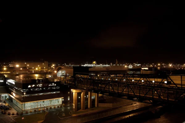 在晚上的渡轮码头 — 图库照片