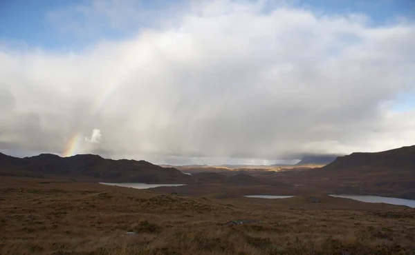Paesaggio scozzese atmosferico con arcobaleno e nuvole — Foto Stock