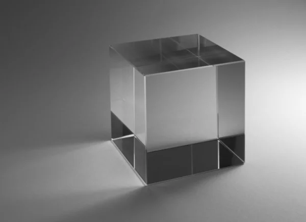 Cubo de vidro sólido — Fotografia de Stock