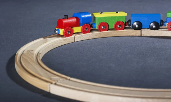 ट्रैक पर रंगीन लकड़ी खिलौना ट्रेन — स्टॉक फ़ोटो, इमेज
